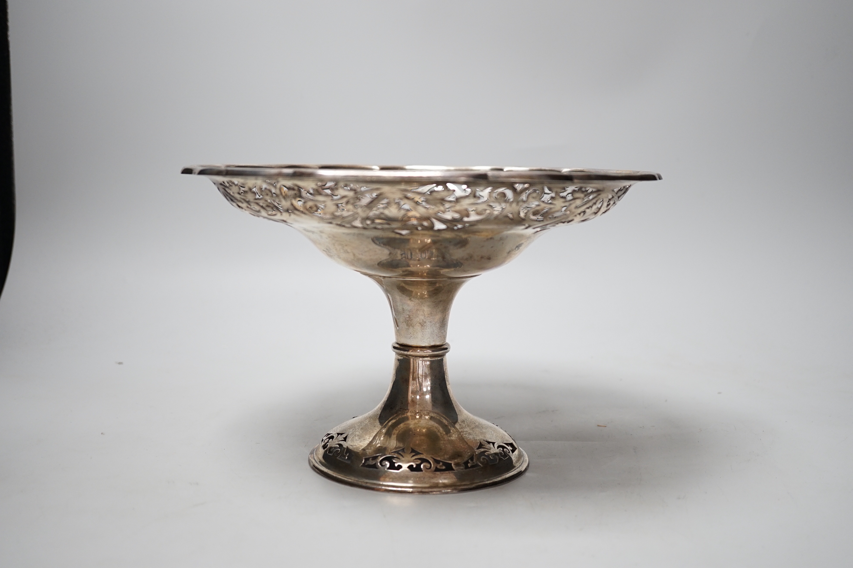 A George V pierced silver pedestal fruit bowl, I.S. Greenburg & Co, Sheffield, 1913, diameter 24.6cm, 21.6oz.